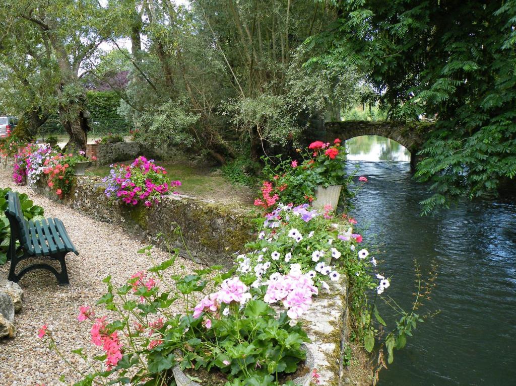 Hotel Logis Le Moulin Fleuri Veigné Esterno foto