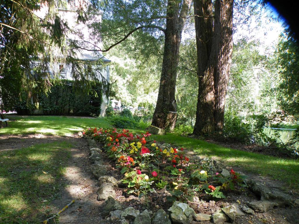 Hotel Logis Le Moulin Fleuri Veigné Esterno foto