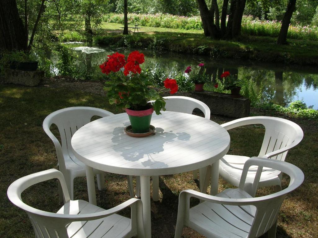 Hotel Logis Le Moulin Fleuri Veigné Esterno foto